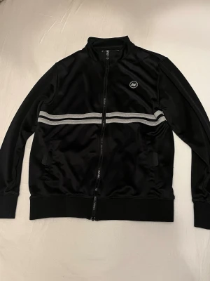 Peaceful hooligan - Track top  - Snygg svart track top från Peaceful hooligan i storlek M. Den är i fint skick och sparsamt använd 