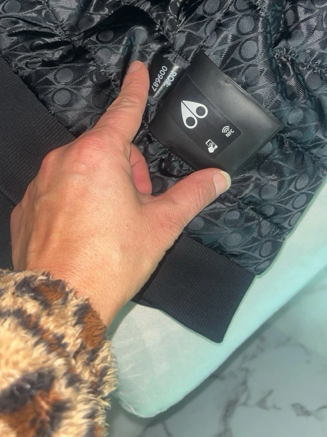 Svart hoodie från Moose Knuckles - 6