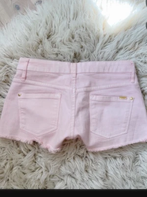 Ljusrosa lowrise lowwaist lågmidjade jeanshorts - Sååå snygga! Två pyttesmå fläckar därav pris💞midja ca 35,5-36 cm rakt över! Har även fickor ifall man vill vika ut de men jag brukar ha de invikta💞💞