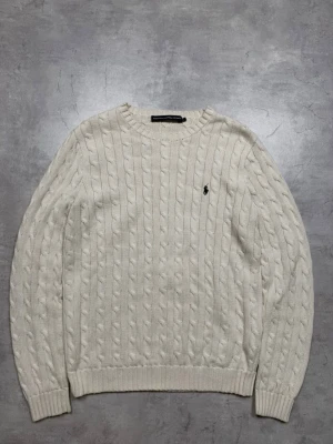 POLO RALPH LAUREN CABLE KNIT COTTON V NECK SWEATER  - POLO RALPH LAUREN CABLE KNIT COTTON V NECK SWEATER - STICKAD TRÖJA - WHITE Storlek: M