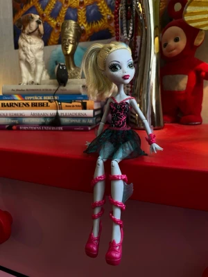 Monster High Lagoona Blue - Hör av dig om du undrar något eller vill ha fler bilder. Dockan saknar en fena på ena benet (se bild 2). Det som syns på dockan är vad som säljs, har inga ställ. Säljer även en Abbey Bominable🩷