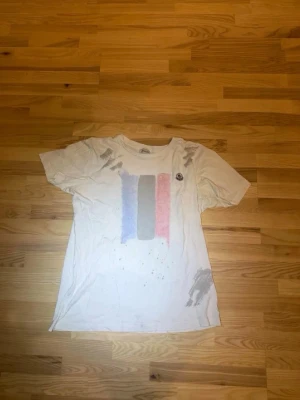 unik Moncler t-shirt - bra jovlar kvalle Inga defekter,lite schysstare helt enkelt.  Medium men passar Large!!
