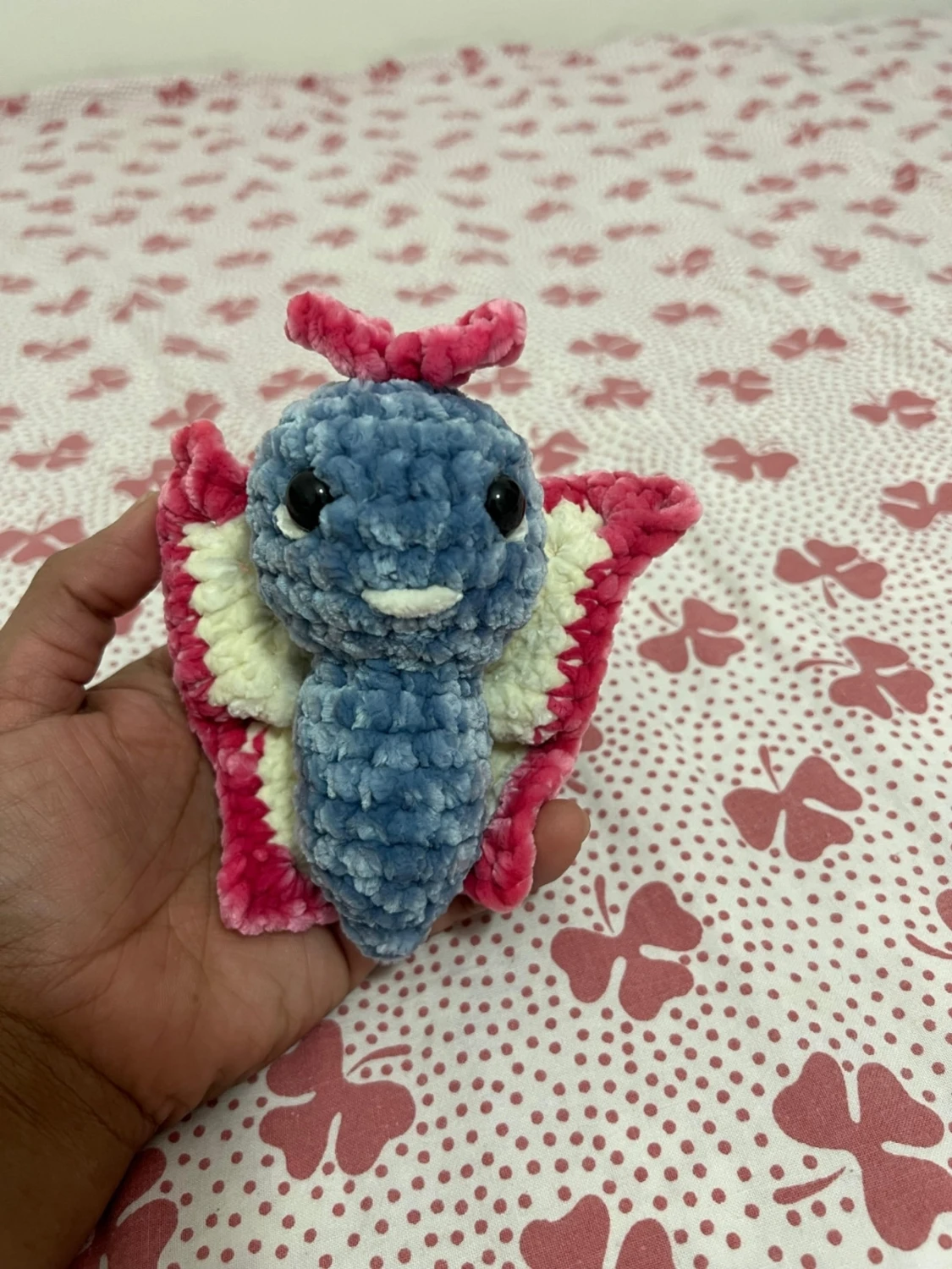 Handvirkad blå och rosa drake