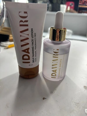 Ida Warg tanning drops & face tanning lotion  - Säljer ett kit med Ida Warg Self-Tanning Face Lotion och Tanning Drops. Båda är veganska och parfymfria. Lotionen kommer i en vit och brun tub (50 ml) och dropparna i en genomskinlig flaska med pipett och gulddetaljer. Dem är testade. Kan säljas separat 