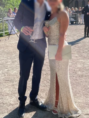 Balklänning- True Decadence - Balklänning från True Decadence i champagnefärg. Använd en gång på min bal förra året och är i jättefint skick. Passar perfekt till bal, fest eller andra speciella tillfällen.                   Nypris -1700 kr