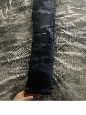 Mörkblå Jack&jones jeans  - Snygga mörkblå jeans från Levi's med klassisk rak passform och femficksdesign. Jeansen har en stilren look och är tillverkade i slitstarkt denimtyg. Perfekta för dig som gillar tidlös stil och vill ha ett par jeans som funkar till allt.