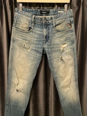 Replay anbass  - Replay anbass - skick 8/10, fint skick! - storlek 30/32, men passar 30/30 eftersom dom är uppsydda! - längd: 94cm, midja: 40cm - mycket feta och eftertraktade jeans! - hör av er vid frågor🙌