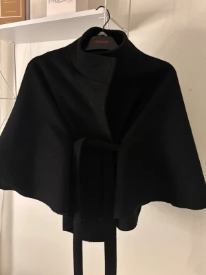  Missay poncho - Poncho som går att knyta fint i midjan! Jag har tagit bort en guldknapp, då jag fördrar utan. Skriv om du har funderingar kring kappan!!