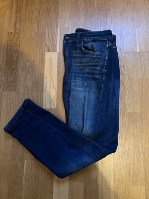 Mörkblå tapered jeans Tapered/Mike - Snygga mörkblå jeans i modellen Tapered/Mike med smalare ben. Jeansen är bara använda ett fåtal gånger och är i nytt skick. Det ör storlek 32/32 och de sitter riktigt skönt. Tveka inte på att höra av dig vid funderingar innan du köper. Pris kan diskuteras!