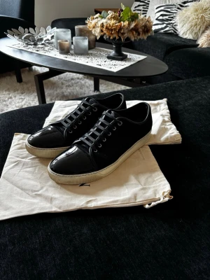 Lanvin - Säljer dessa riktigt feta lanvins i storlek 46, de kommer med skopåse. För övriga frågor skriv till mig🤩