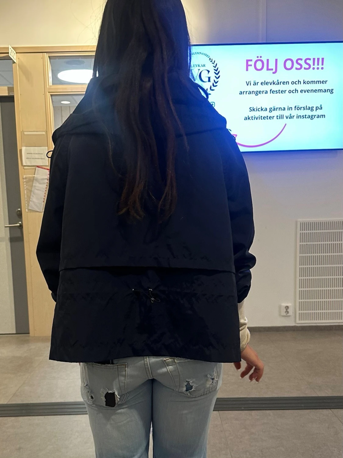 Svart vindjacka med huva - 2