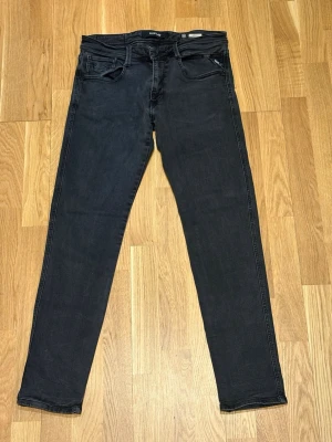 Replay  - Replay anbass w32 – Jeans som passar året runt! Perfekt till alla outfits, oavsett om det är vardag eller fest.