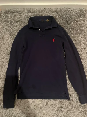 Polo Ralph Lauren pike - Säljer en Ralph Lauren piké i mycket bra använt skick (använt 4/5 gånger). | Storlek: XS. | Hör av dig vid funderingar eller frågor.