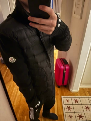 Moncler cardigan - Tjena, säljer nu denna Moncler cardigan. Säljer den för att jag inte använder den. Tveka inte på att höra av dig vid minsta lilla fundering!