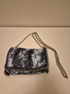 Väska sammet - Grå sammet väska med silvrig kedja från Gina Tricot. Jättefint skick och knappt använd.