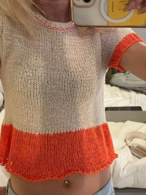 Stickad T-shirt med orangea detaljer från Zara - Stickad T-shirt med orangea detaljer från Zara aldrig använt. Bilden är inte min