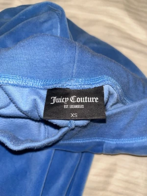 Blåa byxor Juicy Couture XS - Blåa mjukisbyxor från Juicy Couture. Köpt 2023 men inte kommit till användning så mycket. Bra skick! 