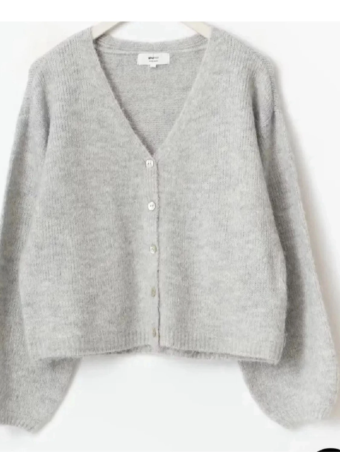 Ljusgrå kofta med v-ringning