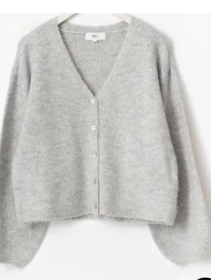 Ljusgrå kofta med v-ringning - Mysig ljusgrå kofta från Gina tricot, storlek xs💕