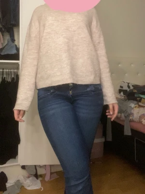 Boitcut jeans - Bootcut low waist jeans ifrån gina. Storlek 164 men motsvarar s/xs. Sprättade upp vid benet och pssar mig som är 166 med långa ben perfekt