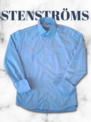 Skjorta från Stenströms - Vi säljer en riktigt snygg Stenströms skjorta i storlek 42, fitted body. Modellen är 183 cm och skjortan är i mycket bra skick utan några synliga defekter. Om du har fler frågor om skjortan skriv gärna!👍