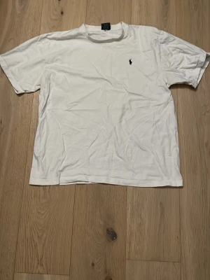 Vit ralph lauren t shirt - En gammal model av raulph lauren t shirt men har inga skador och ser så gott som ny ut