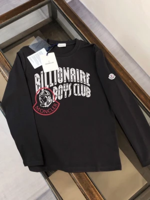  Moncler x Billionaire Boys Club tröja - Svart långärmad tröja från Moncler i samarbete med Billionaire Boys Club. Stor vit logga och astronaut-tryck framtill, samt Moncler-märke på ärmen. Mjuk bomullskvalitet och avslappnad passform, perfekt för en cool streetwear-look.