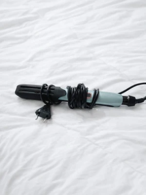 Remington Shine Therapy Pro S9300 plattång - fint skick - En blå/turkos Remington Shine Therapy Pro S9300 plattång som är använd 2-3 gånger. Den har blivit lite repig då den legat i en låda bland massa annat, annars i gott skick! Det finns en lås knapp nere vid sladden (hänglåset). Värmetålig ficka/fodral medföljer som man ser på bilden! Köptes för 899kr! FÖRST TILL KVARN!