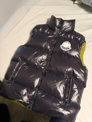 Moncler väst  - Mycket bra skick, unik modell 