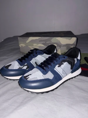 Valentino Rockrunners - Ett par stilrena Valentino rockrunners med färgen blå o vit! Dom är endast använda ett fåtal gånger och har även torkat rent sulan så dom ser ut som nya! Pris går att diskutera! Finns självklart kvitto så det är bara att fråga efter! 
