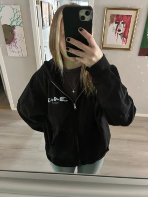 Munkjacka med tryck - Munkjacka med dragkedja och tryck på ryggen 🖤 endast använd 2 gånger så i fint skick! 95% bomull  