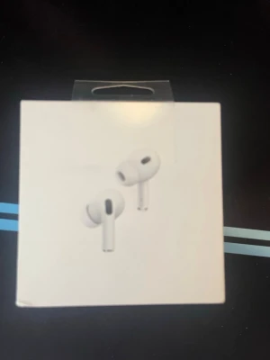 AirPods Pro 2 - Köpte för 1800kr, öppnad men oanvända. Riktigt bra kvalité. 