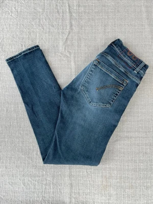 Blå Dondup George jeans, storlek 30 - Blå Dondup George jeans i grymt skick Ett litet diskret hål vid höger bakficka som inte syns eller märks Hör av er vid frågor!