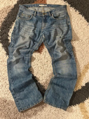 Bootcut Jeans - Säljer dessa jeans då jag inte har någon användning till de längre!😁  Storlek: Hittar inte i byxorna eftersom lappen verkar saknas, känns dock som W 32/33 L 31/32. Utgå helst utifrån måtten som jag skrivit nedan😁  Kondition 7/10  Mått laid out liggandes: Midja: 43 cm Längd (Utsidan): 102 cm Nedre bredd (vid benslutet): 24 cm  Fraktar samma dag eller dagen efter✅  rap streetwear baggy vintage skate hiphop y2k affliction archive underground avant garde japan style OG 2000s flared washed affliction
