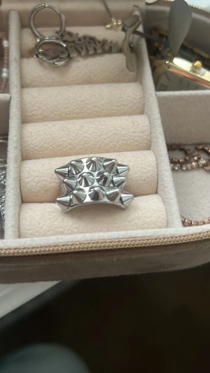Silvrig nitring från edblad - säljer den populära silvriga nit ringen från edblad! Storlek 17.50 🤍 säljer för 250 och köpte för 400, pris kan diskuteras 