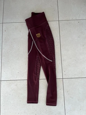 Vinröda maya delorez ridbyxor - Säljer mina vinröda MD ridbyxor då de aldrig kommer till användning. Använd fåtal gånger, inga skador eller skavanker nästan helt nya. Väldigt fint skick. Storlek S dam, hel skodda. Ny pris 899kr, mitt pris 550kr☺️