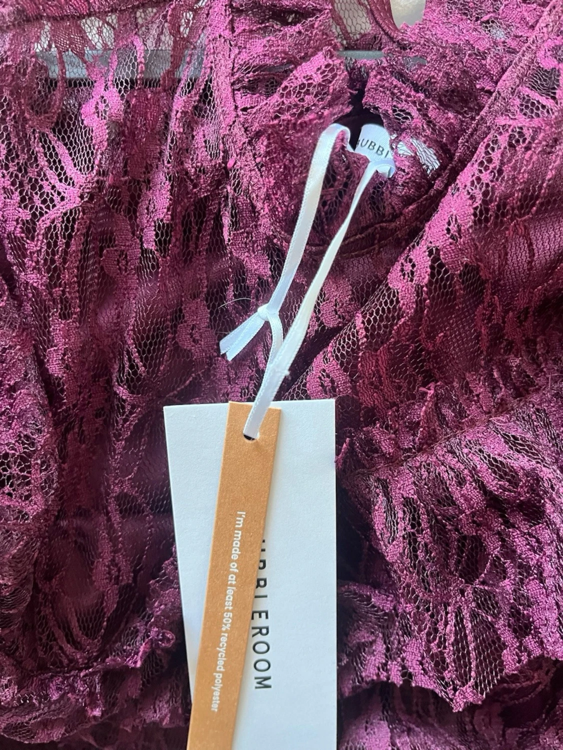 Vinröd spetsblus med volanger - 2