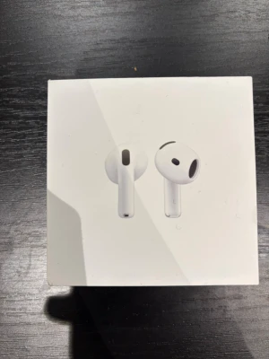 Apple AirPods 3 trådlösa hörlurar - Säljer ett par vita Apple AirPods 3 med stilren design och rundade former. Hörlurarna är trådlösa och levereras i en kompakt, vit förpackning. Perfekta för musik, samtal och vardagsbruk. Materialet är slät plast med klassisk Apple-look. Säljer pga dåligt ljud.OBS denna varan har försämrat ljud