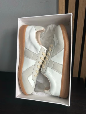 Maison Margiela Gats 42 - Säljer dessa riktigt snygga Maison Margiela Gats i storlek 42. Dem är i nyskick då de använts fåtal gånger. Skriv vid frågor!