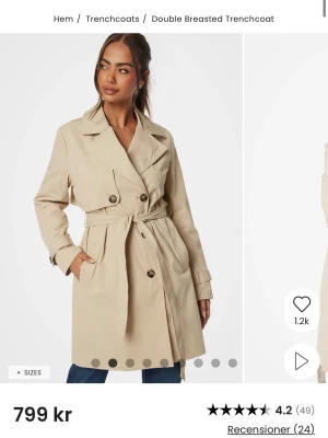 Beige trenchcoat- Bubbleroom  - Säljer en snygg och stilren trenchcoat i beige. Klassisk dubbelknäppt modell med bälte i midjan som ger en fin silhuett. Perfekt vår- och höstjacka som passar till allt – både vardag och mer uppklätt.   Bra använt skick. En söm vid ena fickan har släppt lite på insidan, men det syns inte när den bärs och är enkelt att sy/åtgärda, annars inga tecken på användning