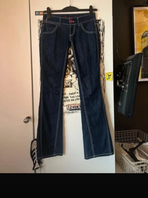 Lågmidjade jeans W26 - Säljer dessa super snygga lågmidjade jeansen då de inte passar mig. Måtten finns på de sista 3 bilderna, midjan rakt över, innerbenslängden och hur vida de är längst ner vid benen. Sparsamt använda. Skriv vid frågor!!💗
