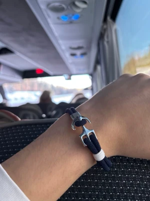 Snyggt armband  - Vi har precis fått in våra populära armband så passa på medan de finns. Snyggt marinblått armband ankardetalj i silverfärgad metall. Armbandet har en stilren och modern look. Lätt att matcha med andra accessoarer. Helt nya från FrenchCollection och vi skickar så fort vi ni köper‼️⚓️