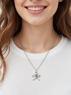 Halsband silverfärgad döskalle - Halsband silverfärgad dödskalle. Grunge-smycken i gotisk punkstil, perfekt som Halloween-present. Med kedja. Kedja längd 55 cm. Berlock 2,4 cm.