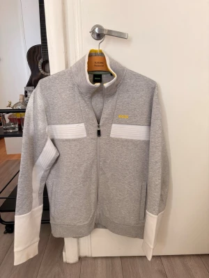 Hugo boss zip tröja  - Hugo boss zip tröja. Fräsch tröja i bra skick men en liten fläck på armen. Rensar garderoben därav priset. Kolla gärna in mina andra plagg 