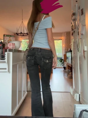 Y2k 2000s Low waist true religion bootcut jeans  - Storlek 25, omsydda till låg midja och passar mig perfekt i längden som 167 cm