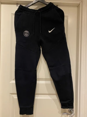 Nike tech fleece byxor - Svarta Nike teech mjukisbyxor med PSG logga. Stl XS