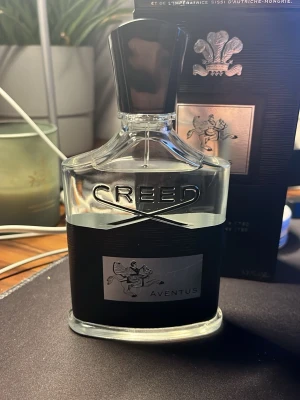 Aventus creed 100ml - Väldig fräsch och härlig doft, har haft den nu några månader men använde den väldigt få gånger, inte riktigt min typ av doft. 