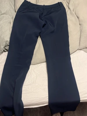 Mörkblå kostymbyxor från Bik Bok - Säljer mina blåa kostymbyxor från bik bok, väldigt få använda för tycker jag inte passar i blått. Skit snygga å jätte bekväma.