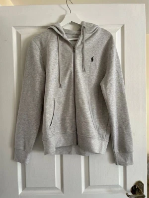 Polo ralph Lauren - Säljer min polo hoodie för att den är för liten, tröjan är i mycket bra skick är bara andvänd ett fåtal gånger. Priset är ej skrivit i sten och går att diskuteras vid snabb affär.