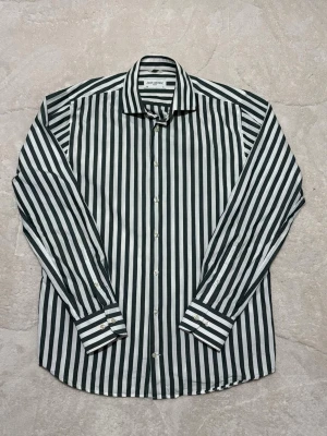 John Henric skjorta - Grön/vit randig skjorta från John Henric, till bra skick